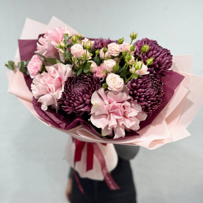 Авторский букет с бигуди-хризантемой, французскими розовыми розами, кустовыми розами и диантусами